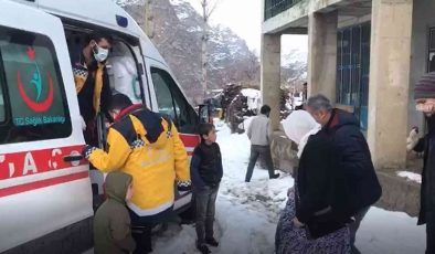 Siirt’te kar yolları kapattı, 3.5 saatlik çalışma sonrası hastalara ulaşıldı