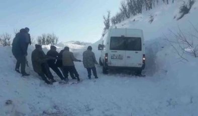 Siirt’te kara saplanan yolcu minibüsü, başka minibüsle kurtarıldı