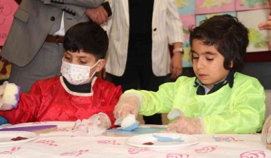 Elazığ’da minik öğrenciler ahşap boyama etkinliğinde