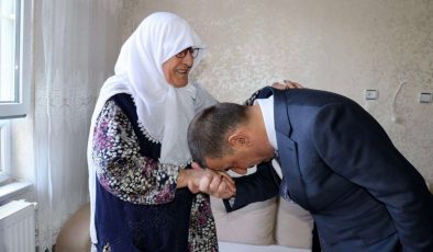 Vali Hacıbektaşoğlu, vefat eden askerin ailesine taziyede bulundu