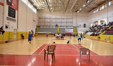 Analig badminton çeyrek finalleri Elazığ’da başladı