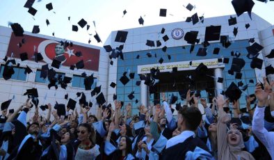 Aydın MYO’da öğrencilerin mezuniyet sevinci