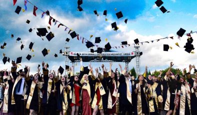 BŞEÜ’den mezun olan 3 bin 500 öğrenci kep fırlattı