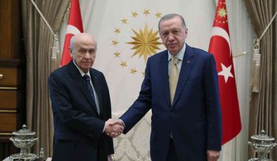 Cumhurbaşkanı Recep Tayyip Erdoğan,  Milliyetçi Hareket Partisi Genel Başkanı Devlet Bahçeli ile Cumhurbaşkanlığı Külliyesi’de bir araya geldi.