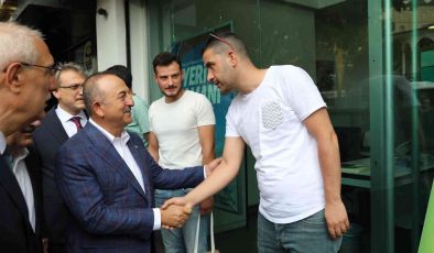 Dışişleri Bakanı Mevlüt Çavuşoğlu, Bingöl’de esnafla bir araya geldi