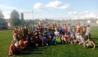 Emet Belediyesinin yaz futbol okulu başladı