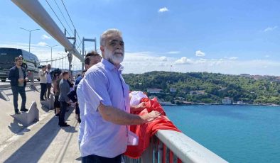 15 Temmuz Şehitler Köprüsü’ne dev Türk bayrağı asıldı
