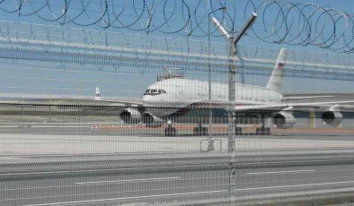 Rusya Savunma Bakanı Sergey Şoygu ve beraberindeki heyet, tahıl sevkiyatı anlaşmasına imza atmak için İstanbul’a geldi. Rus heyeti taşıyan uçak İstanbul Havalimanı’na indi.
