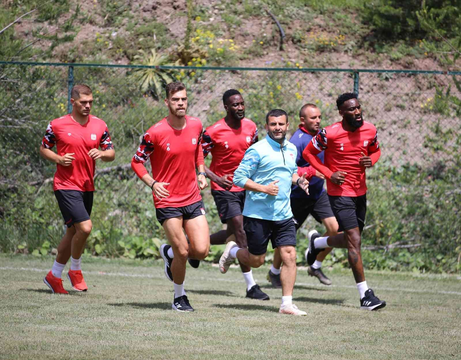 Sivasspor’un yeni transferi Karol Angielski ilk idmanına çıktı