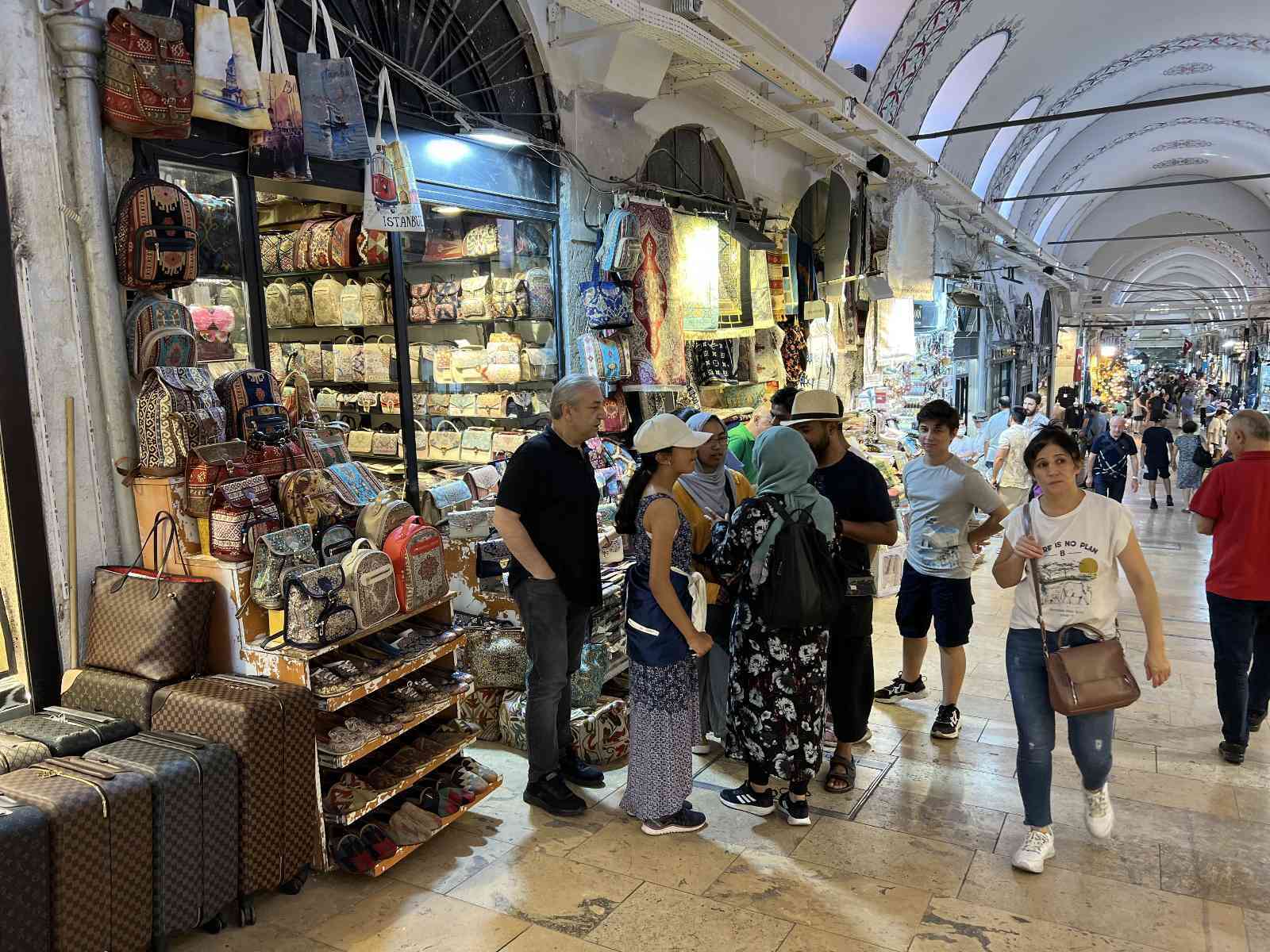 Suudi turistlerin gelmesi ile birlikte Kapalıçarşı’da ziyaret sayıları arttı