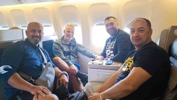 Türkiye’de hazırlıklarını tamamlayan boksör Ali Eren, ABD’ye gitti