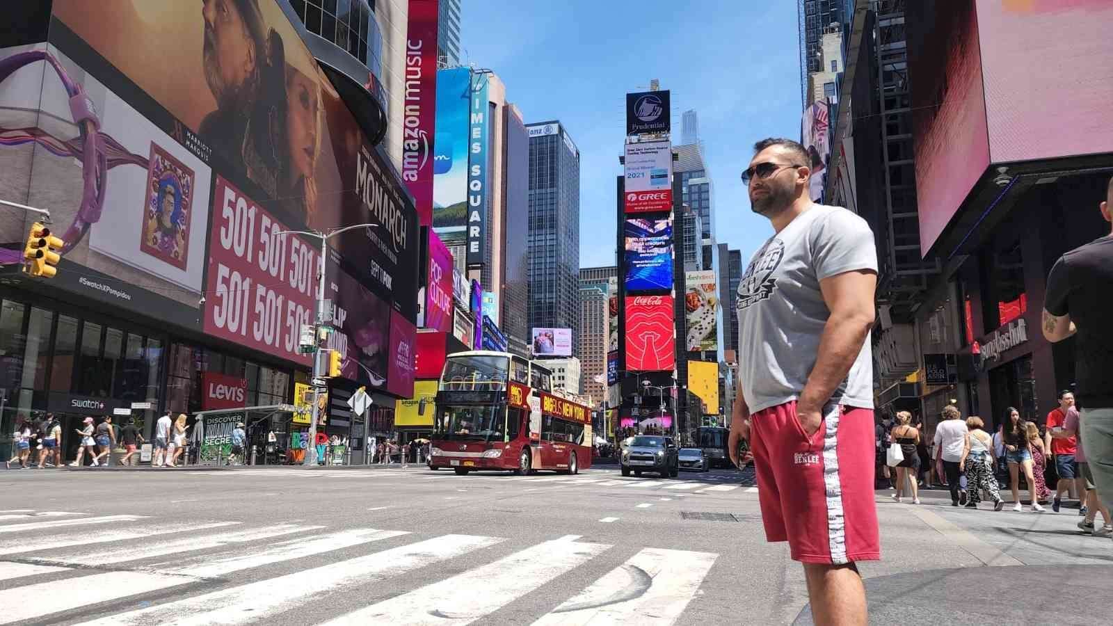 Türkiye’de hazırlıklarını tamamlayan boksör Ali Eren, ABD’ye gitti