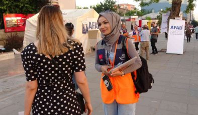 Van depremini yaşayan afetzede kadın gönüllü olarak afetlere karşı vatandaşı bilgilendiriyor
