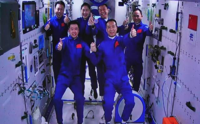 Çin'in İki Ayrı Görevdeki Altı Astronotu Uzayda Tarihi Buluşma Gerçekleştirdi