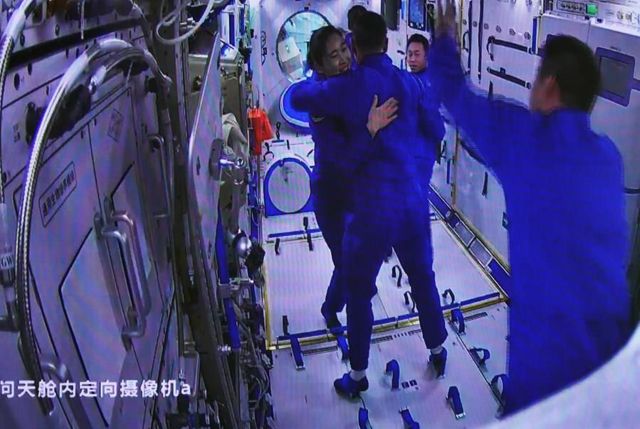 Çin'in İki Ayrı Görevdeki Altı Astronotu Uzayda Tarihi Buluşma Gerçekleştirdi