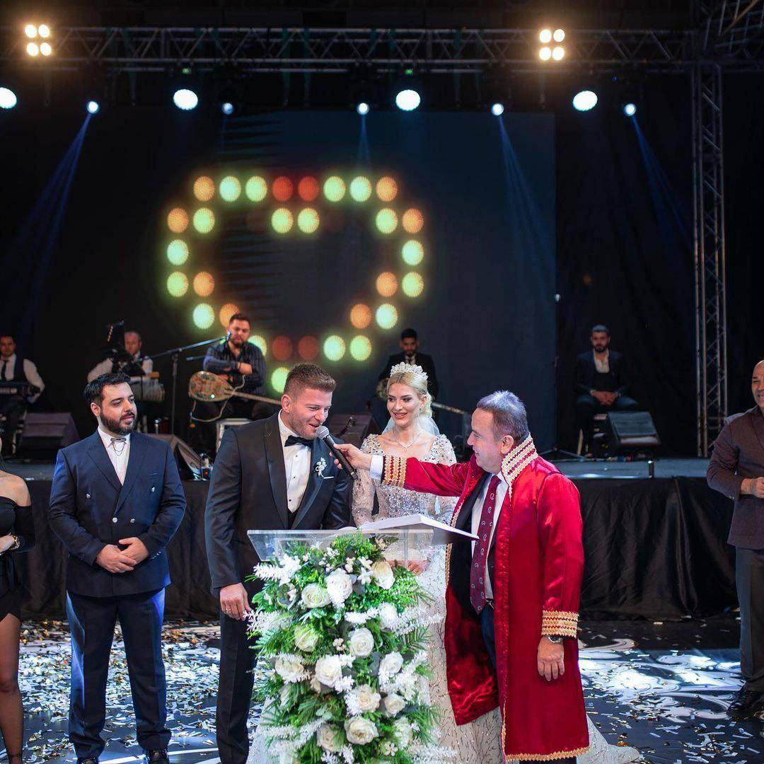 Eski Survivor yarışmacıları İsmail Balaban ve İlayda Şeker bir düğün de Antalya'da yaptı